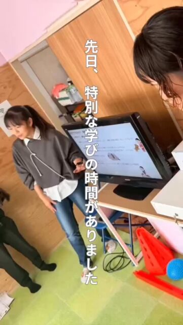 先日、リハビリ専門の獣医師、Carna犬猫クリニックの三好先生をお迎えして、セミナー「うちの子の姿勢は大丈夫？」
を開催しました。
ご参加くださった皆さま、そして三好先生、 本当にありがとうございました。
私たちトレーナーにとっても、とても学びの多い時間でした。

普段からたくさんの犬たちと接していると、 「なんだか歩き方が変かも？」 「姿勢、ちょっと気になるな…」 と感じる瞬間があります。

でも、 「こういうものかな？」 「個性かな？」 と、そのまま流してしまいがちなことも少なくありません。

今回のセミナーで改めて感じたのは、 “正しい姿勢・正しい歩き方を知っていないと、違和感には気づけない”ということ。

そして、症状が出てから対処するのではなく、 健康なうちからケアをしておくことの大切さを とても分かりやすく教えていただきました。

これからは、日々の保育の中で見えてくる 「ちょっとした違和感」も、 飼い主さまにきちんとお伝えできるように。
そして、 おうちでできるケアや運動も、 少しずつ保育園のプログラムに取り入れていきたいと思っています。

改めまして、 Carna犬猫クリニック 三好先生 有意義なセミナーを本当にありがとうございました
学んだことを、犬たちの“これからの健康”につなげていきます。

@carna.yamaguchi.rihab 
#犬の保育園 #アニマルウェルフェア #ハッピーランドハレルヤ #犬のリハビリ#犬のリハビリテーション